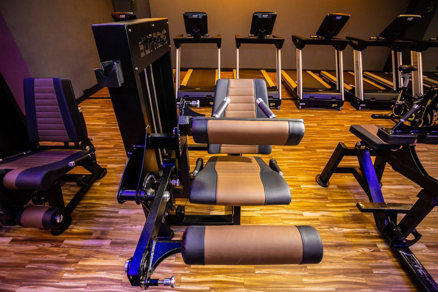 Fileira de máquinas de musculação Tractor alinhadas na sala de treino