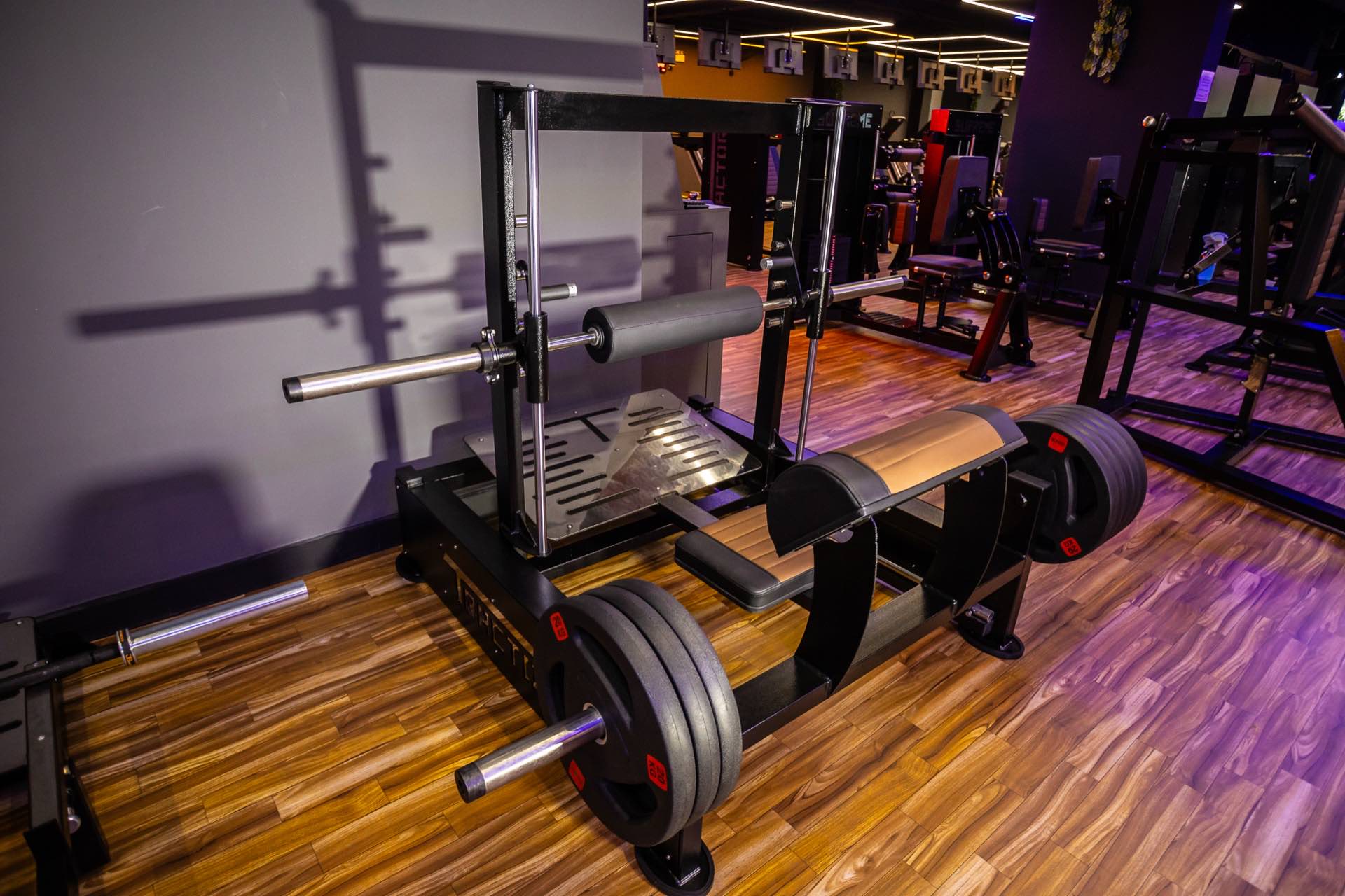 Leg press Tractor com anilhas carregadas em showroom de academia